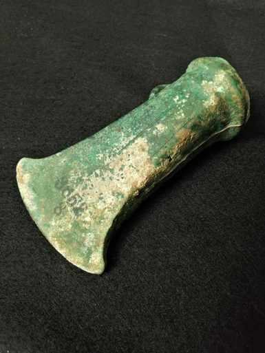 Axe head showing compacted chalk deposits